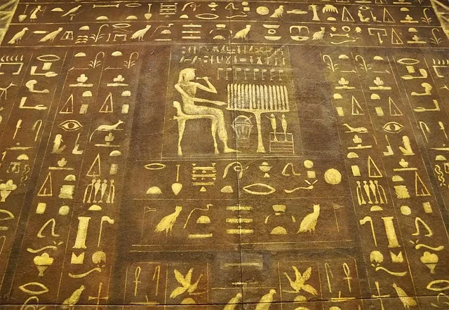 ägypten, schrift, zeichen, wand, gold, malerei, hieroglyphen, text, ägyptisch, luxor, kunst, kultur, tier, frau, symbol, kreativ, textur, muster, vogel, märchen, sage, legende, schreiben, tausend, alt, uralt, essen, urlaub, ferien, natur, erholung, meditation, reise, ausflug, tourismus, typisch, tradition, pyramide, grab, beileid, glück, freude, schlank, schön, königin, figuren, paar, liebe, mann, museum, ausstellung, frauentag, karte, hochzeit, fest, feier, afrika, gesund, kopf, gesicht, kosmetik, pflege, spa, skulptur, grau, religion, stark, schönheit, weidlichkeit, hals, augen, nase, hand, arm, schulter, oberkörper, körper