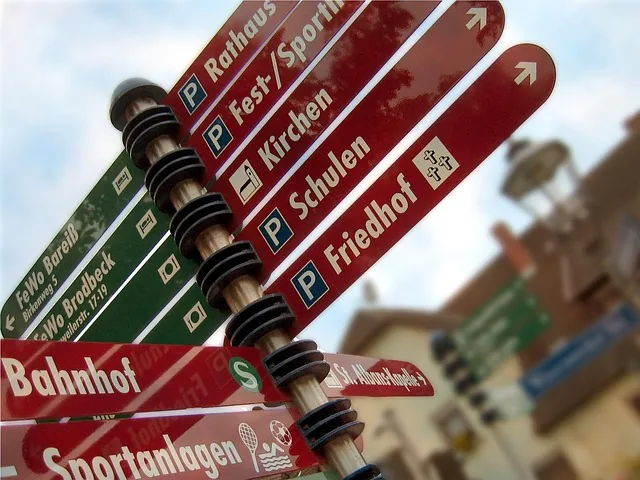 wegweiser, verkehr, hinweis, schild, straße, tafel, richtung, hinweisschild, verkehrstafel, weg, schule, kirche, festplatz, friedhof, rathaus, bahnhof sportanlage, wegweiser, wegweiser, rathaus, rathaus, rathaus, rathaus, rathaus