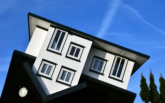 house, single family home, on the head, on the head stand, wrong, wrong world, false, the wrong way around, turned around, contrary, bizarre, building, new building, housebuilding, home, architecture, domicile, simple, object, accommodation, prefabricated house, to build, incorrectly mounted, beautiful, interesting, interesting house, curiosity, headstand, heaven, wrong, wrong, wrong, wrong, wrong, false, accommodation, accommodation