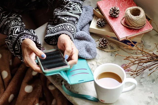 mädchen, smartphone, social media, kommunikation, mobiltelefon, kaffee, kaffeetasse, handy, internet, digital, online, technologie, smartphone, social media, social media, social media, social media, social media, handy, online, online, online