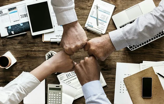 zusammenarbeit, brainstorming, geschäft, finanzen, büro, team, partner, flach liegen, treffen, konzern, management, unterstützung, teambildung, einheit, zusammenarbeit, büro, team, team, team, team, team