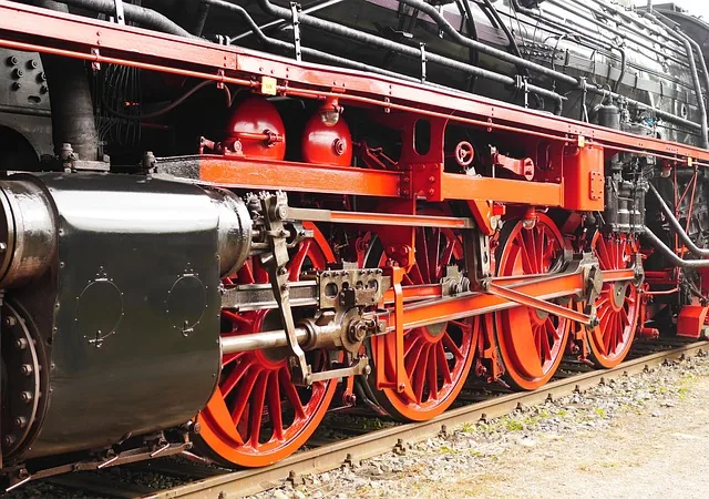 dampflok, triebwerk links, antriebssystem, treibräder, kolbenstange, kreuzkopf, gleitbahn, treibstange, kuppelstangen, druckluftbehälter, speisepumpe, schnellfahrgüterzuglok, br41, br 41, reko, dr, dampf, zug, eisenbahn, schienenverkehr, restauriert, betriebsfähig, 41 1144, dampflokomotive, mikado