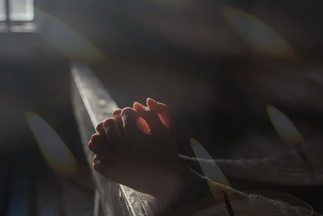 gebet, glaube, religion, hoffnung, segen, kerzenflamme, flackernde kerzen, schwarz-gebet, hände, licht, leise, mann, beten, beruhigend, glauben, licht in der dunkelheit, person, palmen, betender mensch, frieden, heilig, positive gedanken, das leben geht weiter, alle heiligen, emotional, gebet, gebet, hoffnung, segen, beten, beten, beten, beten, beten, frieden, frieden, frieden